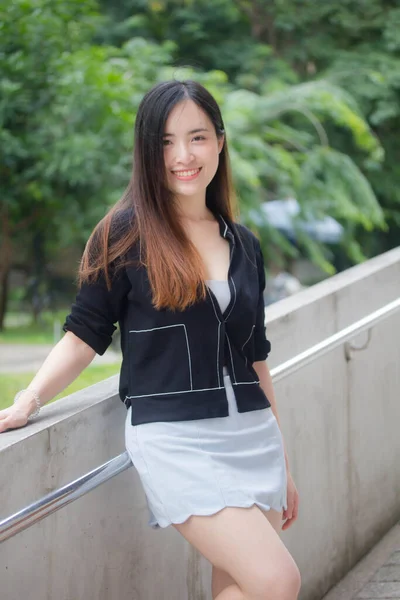 Retrato Tailandés Estudiante Adulto Universidad Uniforme Hermosa Chica Relajarse Sonreír —  Fotos de Stock