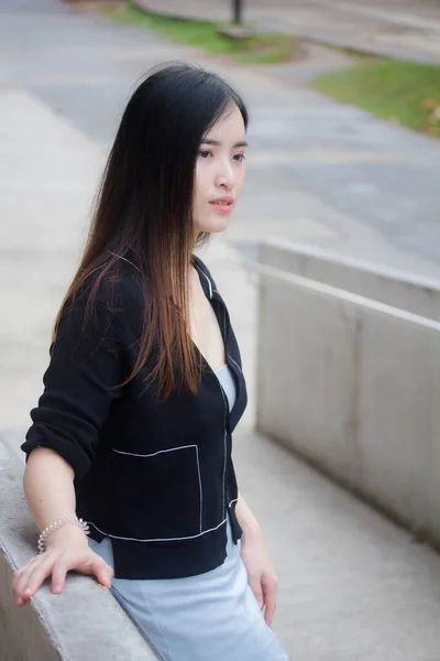 Retrato Tailandês Adulto Estudante Universidade Uniforme Bela Menina Relaxar Sorrir — Fotografia de Stock