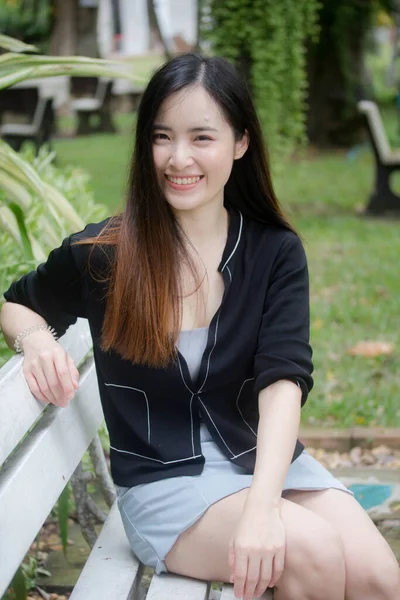 Portré Thai Felnőtt Diák Egyetemi Egyenruha Gyönyörű Lány Pihenni Mosolyogni — Stock Fotó