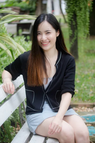 Retrato Tailandês Adulto Estudante Universidade Uniforme Bela Menina Relaxar Sorrir — Fotografia de Stock