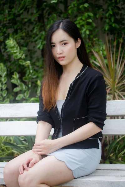 Retrato Tailandês Adulto Estudante Universidade Uniforme Bela Menina Relaxar Sorrir — Fotografia de Stock