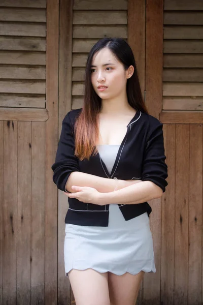 Retrato Tailandês Adulto Estudante Universidade Uniforme Bela Menina Relaxar Sorrir — Fotografia de Stock