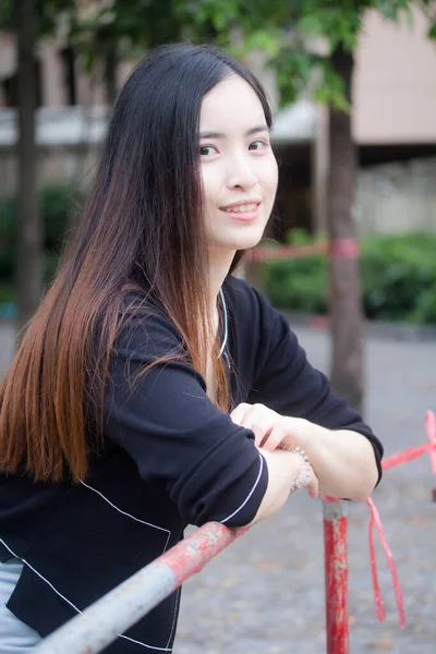 Portrait Thai Adulte Étudiant Université Uniforme Belle Fille Détendre Sourire — Photo