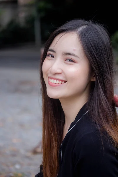 Portrait Thai Adulte Étudiant Université Uniforme Belle Fille Détendre Sourire — Photo