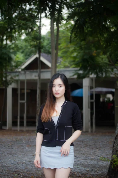 Retrato Tailandês Adulto Estudante Universidade Uniforme Bela Menina Relaxar Sorrir — Fotografia de Stock