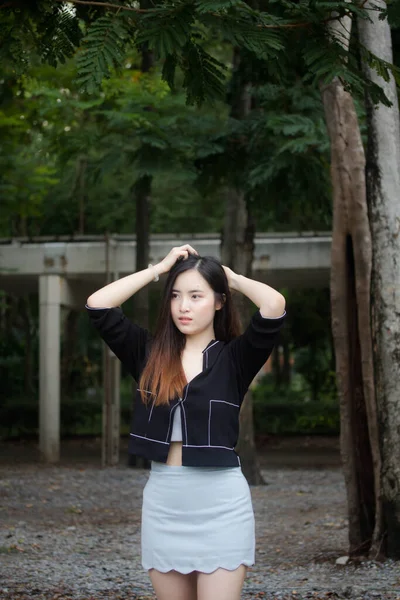 Retrato Tailandês Adulto Estudante Universidade Uniforme Bela Menina Relaxar Sorrir — Fotografia de Stock