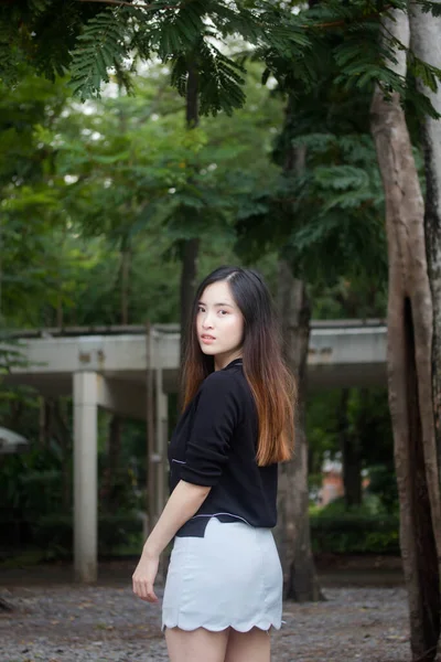 Retrato Tailandês Adulto Estudante Universidade Uniforme Bela Menina Relaxar Sorrir — Fotografia de Stock