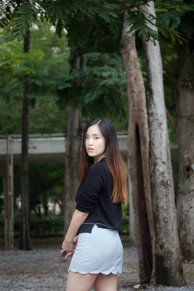 Retrato Tailandês Adulto Estudante Universidade Uniforme Bela Menina Relaxar Sorrir — Fotografia de Stock