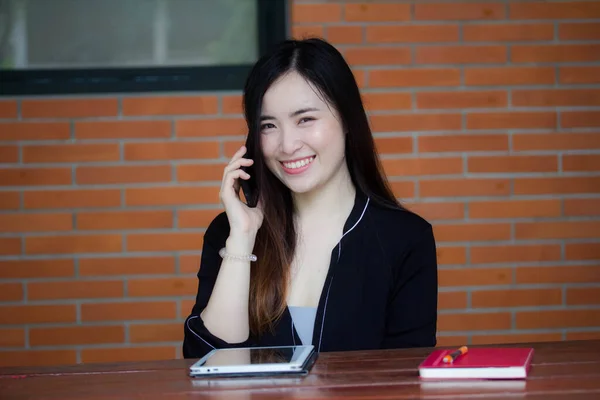 Tajski Chiny Dorosły Biuro Dziewczyna Biały Koszula Dzwoniąc Smartfon — Zdjęcie stockowe