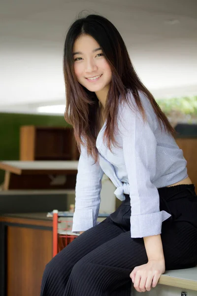 Portré Thai Porcelán Felnőtt Gyönyörű Lány Pihenni Mosolyogni — Stock Fotó