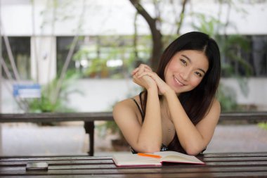 Tayland portresi yetişkin güzel kız rahatla ve gülümse