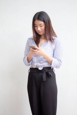 Akıllı telefonunu kullanan yetişkin güzel bir kızın portresi.