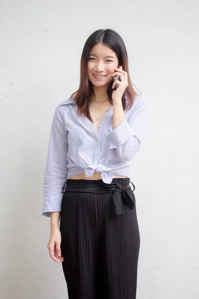 Retrato Tailandés Adulto Hermosa Chica Llamando Teléfono Inteligente — Foto de Stock