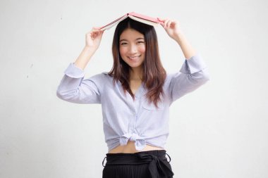 Taylandlı yetişkin kadın portresi kırmızı kitap gösteriyor