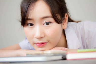 Taylandlı liseli üniformasının portresi. Genç güzel kız mutlu ve rahat.