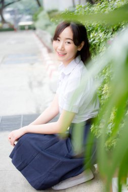 Taylandlı liseli üniformasının portresi. Genç güzel kız mutlu ve rahat.