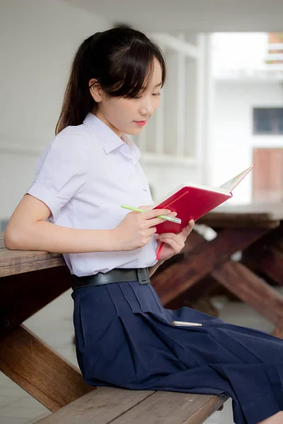 Asia Tailandesa Escuela Secundaria Estudiante Uniforme Hermosa Chica Leer Libro — Foto de Stock