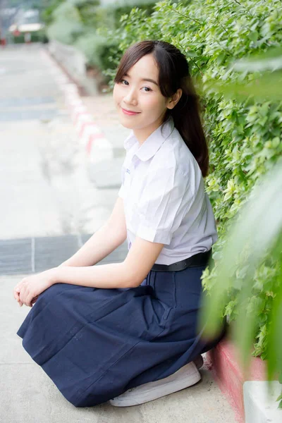 Taylandlı liseli üniformasının portresi. Genç güzel kız mutlu ve rahat.