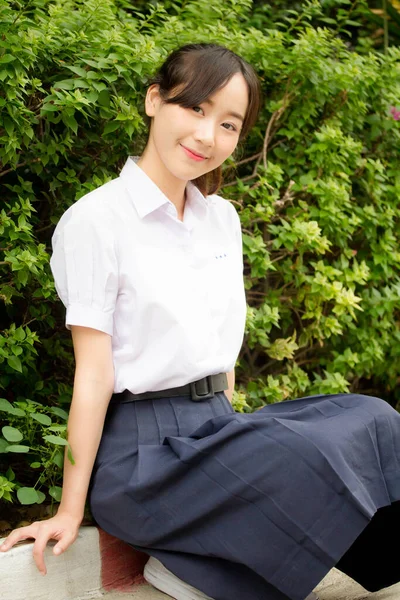 Portret Tailandez Liceu Student Uniforma Adolescenta Frumoasa Fata Fericit Relaxa — Fotografie, imagine de stoc