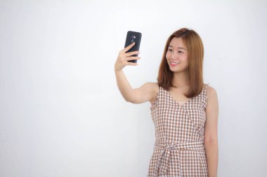 Tayland portresi. Yetişkin güzel bir kız. Akıllı telefonuyla selfie çekiyor.