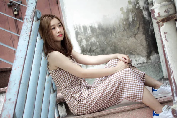 タイの肖像中国の大人の美しい女の子は ヴィンテージスタイルで 時間をリラックス — ストック写真