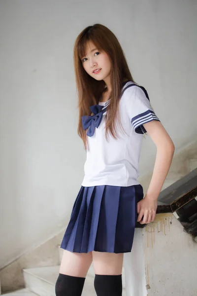 身穿日本校服的泰国人少女的画像 快乐而悠闲 — 图库照片