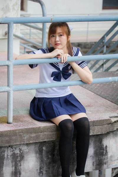 Retrato Tailandês Adolescente Linda Menina Japonês Estudante Uniforme Feliz Relaxar — Fotografia de Stock