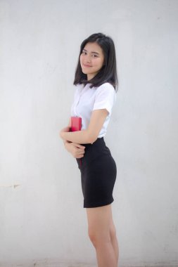 Taylandlı yetişkin öğrenci üniforması portresi. Güzel kız rahatla ve gülümse.