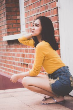 Tayland pantolonu portresi etek sarısı etek güzel kız rahatlama zamanı, Vintage Style