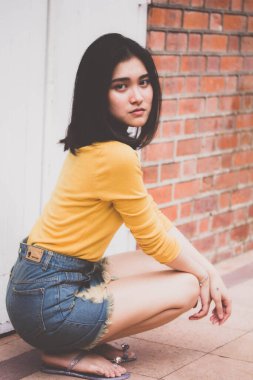 Tayland pantolonu portresi etek sarısı etek güzel kız rahatlama zamanı, Vintage Style