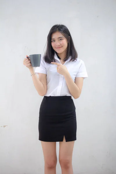 タイの肖像大人の学生の大学制服美しい飲み物コーヒー — ストック写真