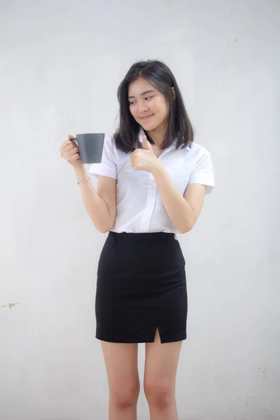 タイの肖像大人の学生の大学制服美しい飲み物コーヒー — ストック写真