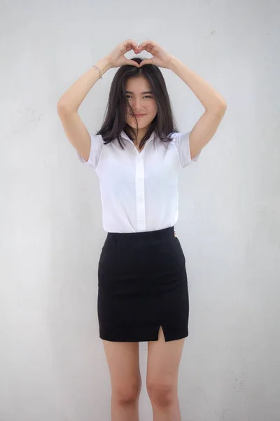 Retrato Tailandês Adulto Estudante Universidade Uniforme Bela Menina Dar Coração — Fotografia de Stock