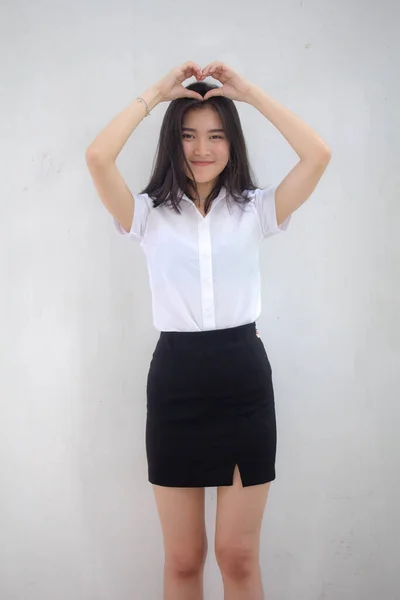 Porträt Von Thailändischen Erwachsenen Studenten Uniform Schöne Mädchen Geben Herz — Stockfoto