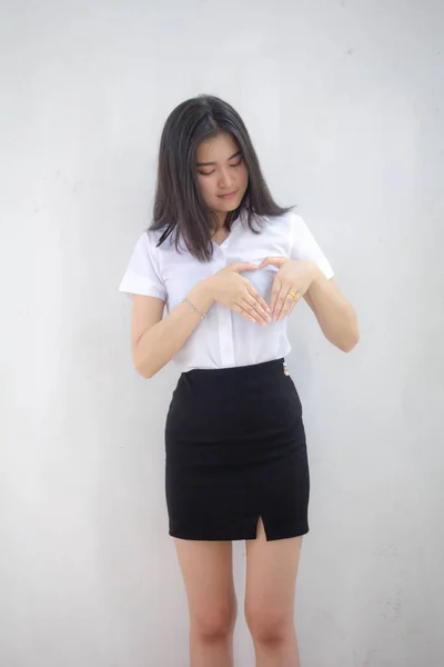 Porträt Von Thailändischen Erwachsenen Studenten Uniform Schöne Mädchen Geben Herz — Stockfoto