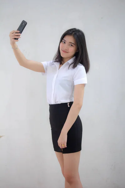 Portret Tajskiego Dorosłego Studenta Uniwersytet Mundur Piękna Dziewczyna Pomocą Smartfona — Zdjęcie stockowe