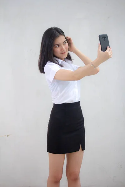Ritratto Tailandese Adulto Studente Università Uniforme Bella Ragazza Utilizzando Suo — Foto Stock