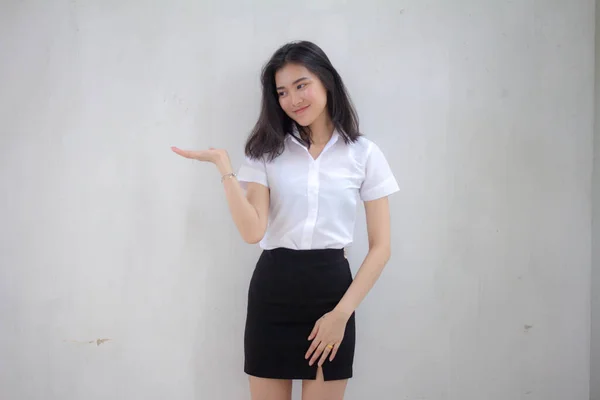 Portrait Thai Adulte Étudiant Université Uniforme Belle Fille Montrer Main — Photo