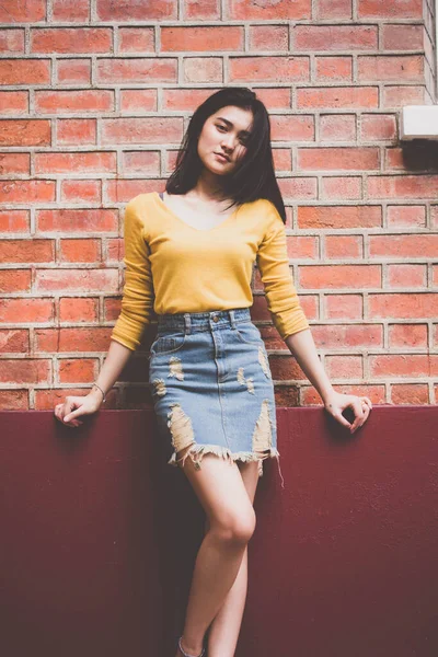 タイの肖像ジーンズスカート黄色のシャツ大人の美しい女の子は ヴィンテージスタイルで 時間をリラックス — ストック写真