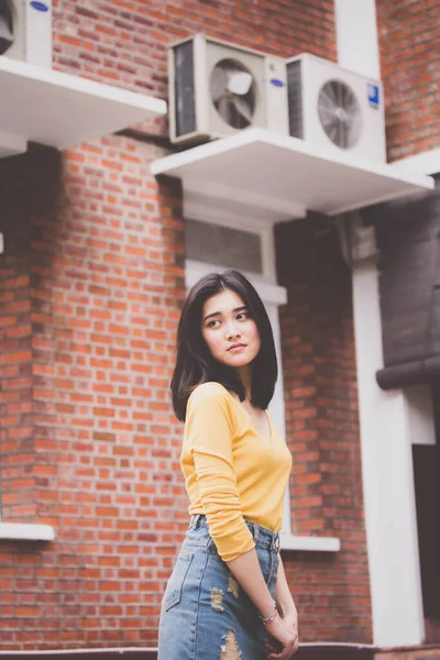 Retrato Tailandés Jeans Falda Camisa Amarilla Adulto Hermosa Chica Relajarse — Foto de Stock