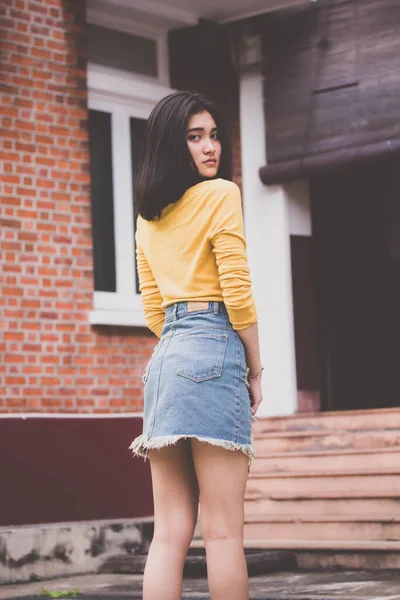 Portrait Thai Jeans Jupe Chemise Jaune Adulte Belle Fille Temps — Photo