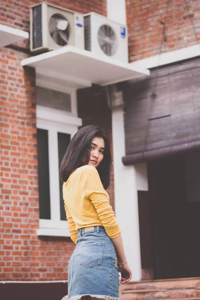 Portrét Thajské Džíny Sukně Žlutá Košile Dospělá Krásná Dívka Relaxační — Stock fotografie