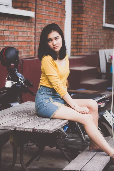 Portrait Von Thai Jeans Rock Gelbes Hemd Erwachsene Schöne Mädchen — Stockfoto