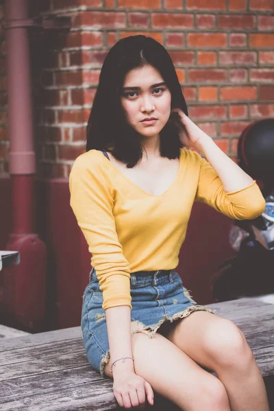 Portrait Thai Jeans Jupe Chemise Jaune Adulte Belle Fille Temps — Photo