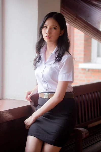 Retrato Tailandês Adulto Estudante Universidade Uniforme Bela Menina Relaxar Sorrir — Fotografia de Stock