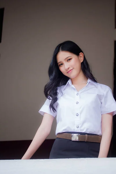 Retrato Tailandés Estudiante Adulto Universidad Uniforme Hermosa Chica Relajarse Sonreír —  Fotos de Stock