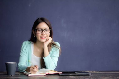 Tayland porseleni yetişkin ofis kızı gözlükleri beyaz gömlek kitap yaz
