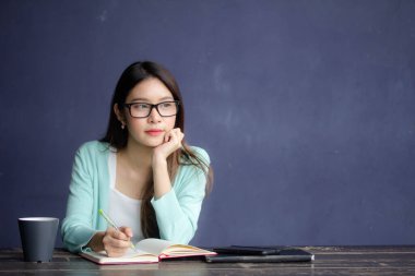 Tayland porseleni yetişkin ofis kızı gözlükleri beyaz gömlek kitap yaz