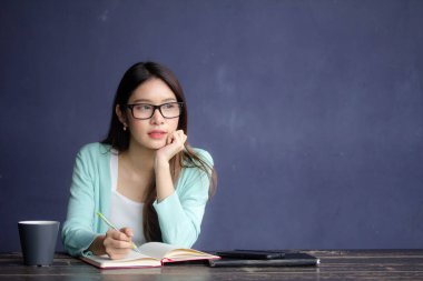 Tayland porseleni yetişkin ofis kızı gözlükleri beyaz gömlek kitap yaz