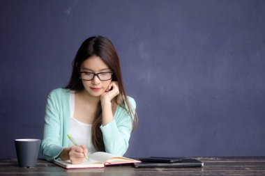 Tayland porseleni yetişkin ofis kızı gözlükleri beyaz gömlek kitap yaz